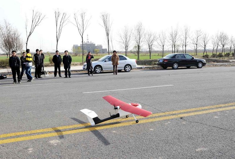 滨州学院研发的首架固定翼无人机试飞成功