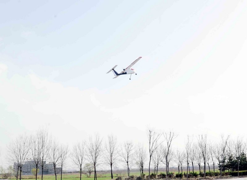 滨州学院研发的首架固定翼无人机试飞成功