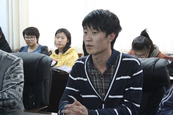 文学院召开学习冯振强先进事迹座谈会