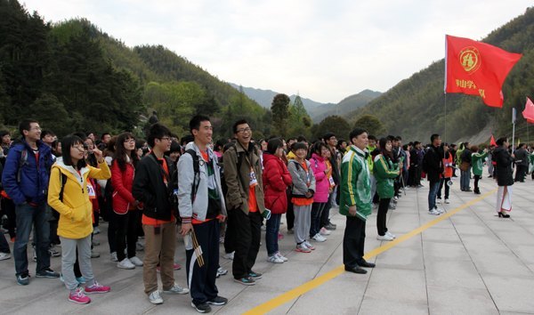 聚集青春正能量 服务美丽黄山——黄山学院代表队参加万人登黄山活动