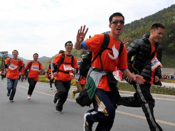 聚集青春正能量 服务美丽黄山——黄山学院代表队参加万人登黄山活动