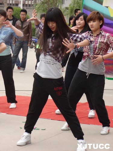 ������Ժ��Ѥ�����š���������ͨ��ѧ����ѧԺ�ڰ˽������Ļ���ʢ����Ļ