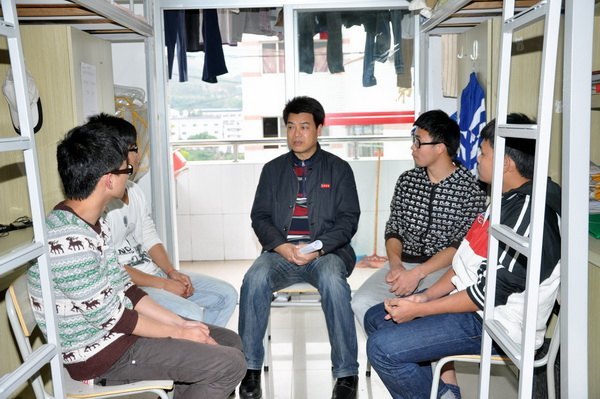 校领导看望受导学生