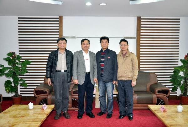 ��������ǻ��������ѧԺ�ڿεĴ�Ҷ��ѧ��ʦ