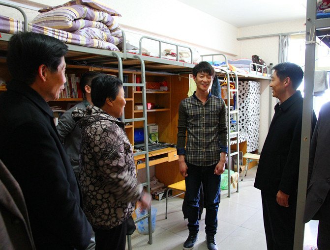 校关工委领导慰问文学院见义勇为大学生冯振强