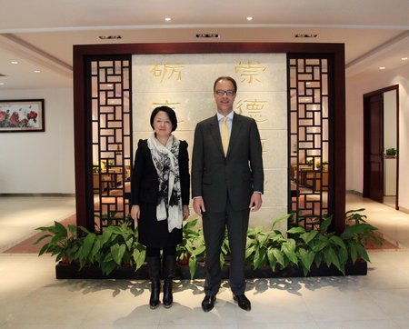 �����츱У�������������פ�Ϻ������¹�۶���������һ��