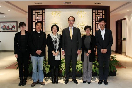 �����츱У�������������פ�Ϻ������¹�۶���������һ��