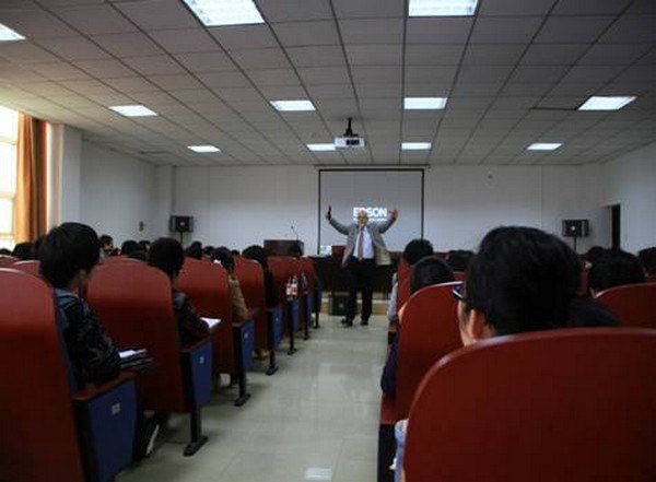 英国罗汉普顿大学怀特朗学院院长戛纳教授到武汉工程大学讲学