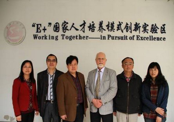 英国罗汉普顿大学怀特朗学院院长戛纳教授到武汉工程大学讲学