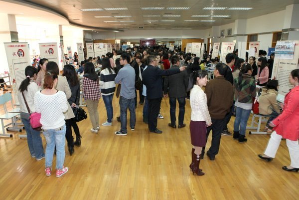 百余企业齐加盟 招募人才有新招 外国语学院举办2013届毕业生专场招聘会