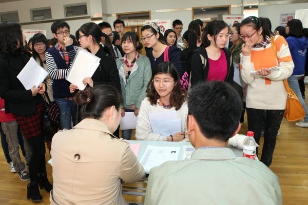 百余企业齐加盟 招募人才有新招 外国语学院举办2013届毕业生专场招聘会