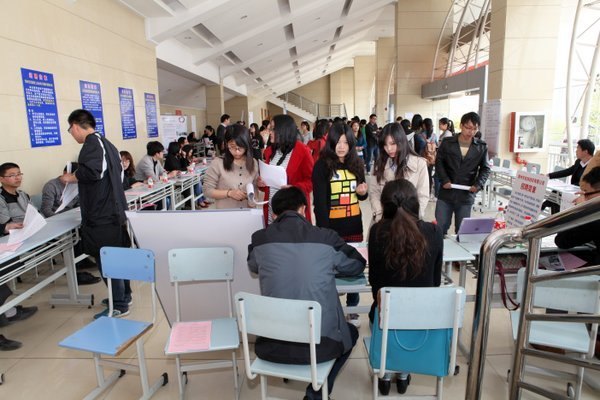 百余企业齐加盟 招募人才有新招 外国语学院举办2013届毕业生专场招聘会