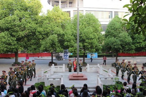 商贸学院固化升国旗活动,思想政治教育效果明显