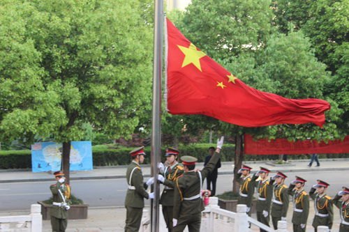 商贸学院固化升国旗活动,思想政治教育效果明显