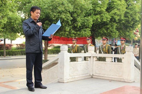 商贸学院固化升国旗活动,思想政治教育效果明显