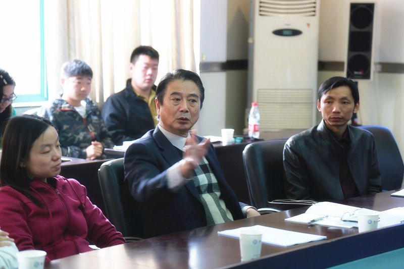 何艾兵参加学生班级活动