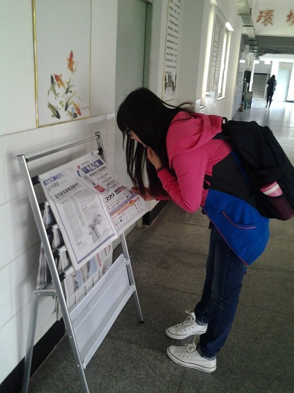 学院宿舍楼新设报刊架