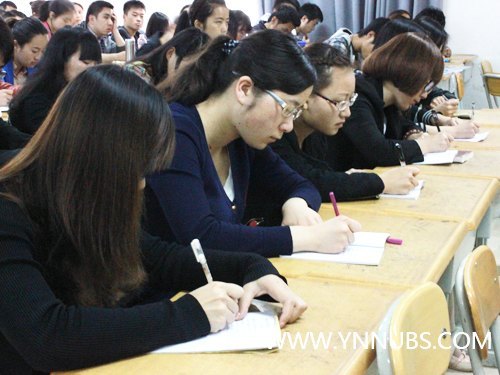 章秉纯书记为学生党员干部深刻解读“中国梦”