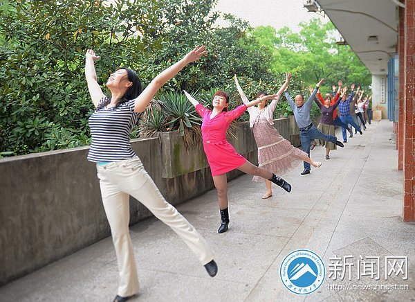 课间告别硬板凳 教职工做起广播体操