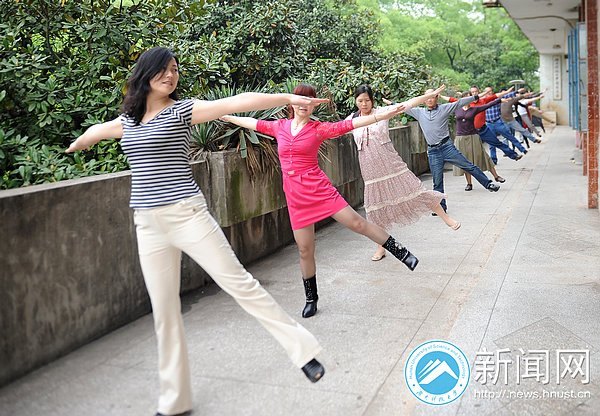 课间告别硬板凳 教职工做起广播体操