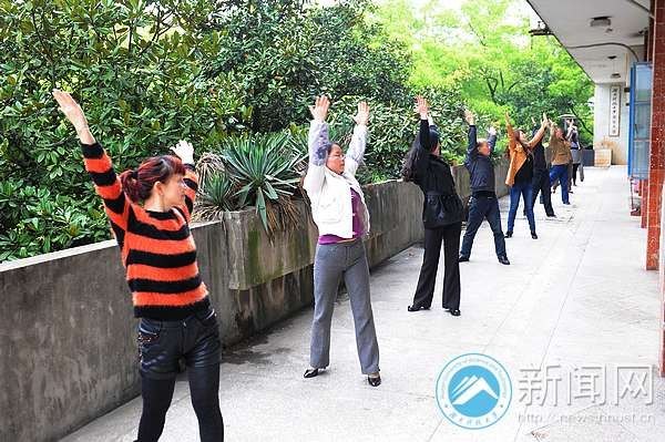 课间告别硬板凳 教职工做起广播体操