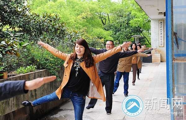 课间告别硬板凳 教职工做起广播体操