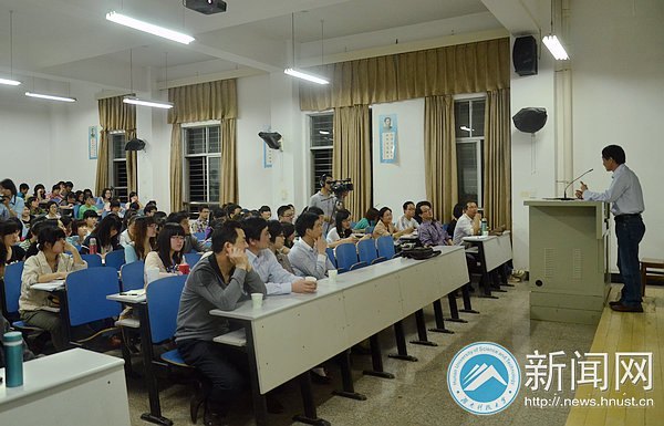 中国小说协会副会长李国平先生来湖南科技大学畅谈当前文学热点问题