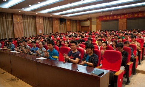 ���չ�ҵ��ѧ��ί��������Ϊ�Ӻ���ѧ����ѧԺ�����Ǹ���ѵ�����ڶ���