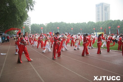 西安交通大学城市学院代表队参加交大第51届运动会