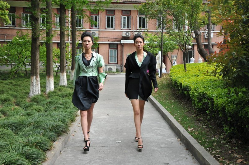 【聚焦时尚周】全国大学生服装“软雕塑”大赛终极PK上演 东华大学学生徐可摘得技术金奖