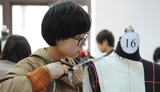 【聚焦时尚周】全国大学生服装“软雕塑”大赛终极PK上演 东华大学学生徐可摘得技术金奖