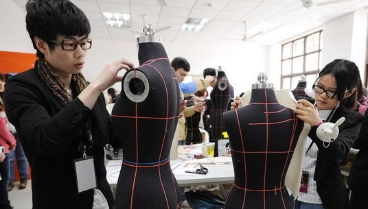【聚焦时尚周】全国大学生服装“软雕塑”大赛终极PK上演 东华大学学生徐可摘得技术金奖