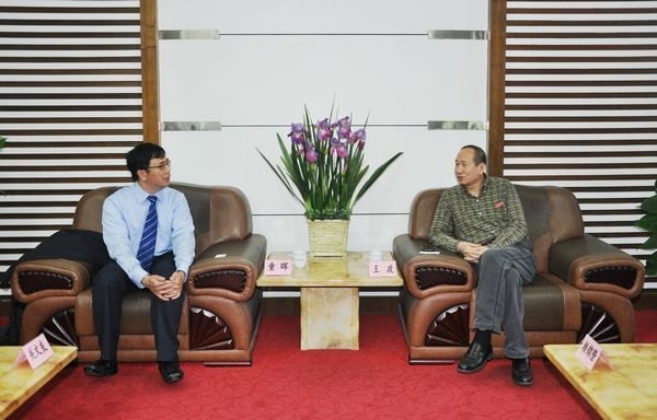 国际货币基金组织研究部研究员童晖博士来校讲学