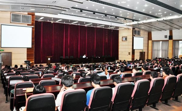 国际货币基金组织研究部研究员童晖博士来校讲学