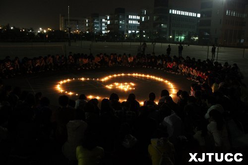 西安交通大学城市学院百名大学生自发为雅安祈福