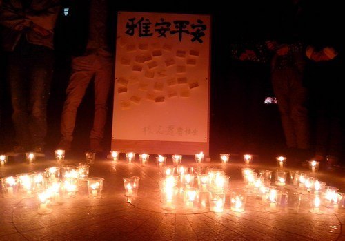 台州学院志愿者自发组织开展“雅安平安”祈福活动