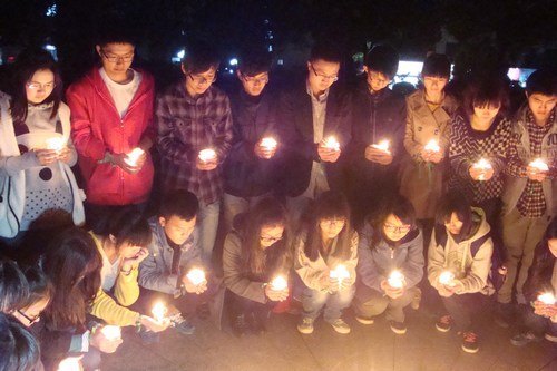 台州学院志愿者自发组织开展“雅安平安”祈福活动