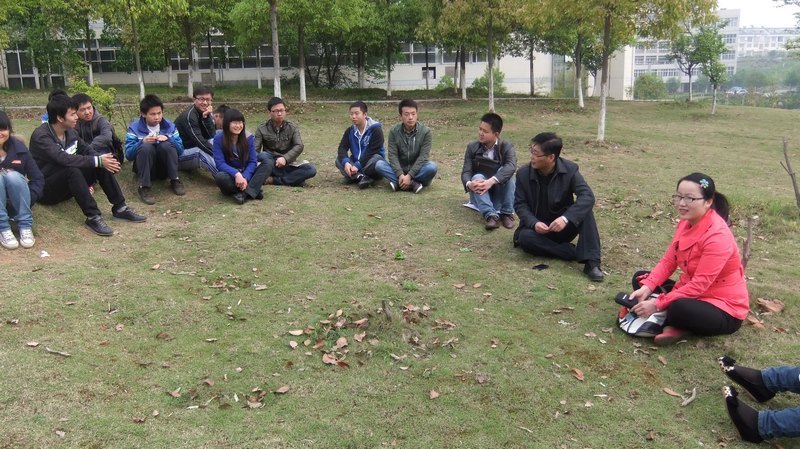 交流解困惑 游戏促团结