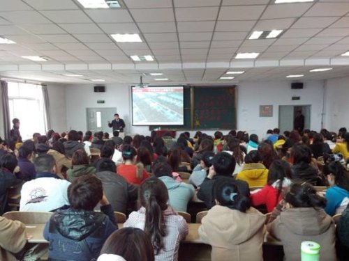 校团委举办“青春大讲堂”暨2013年公务员考前讲座