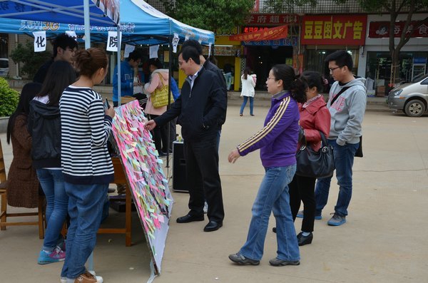 武汉工程大学看望慰问雅安籍受灾学生