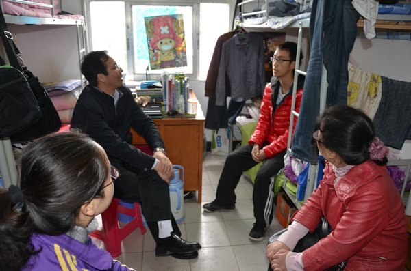 武汉工程大学看望慰问雅安籍受灾学生