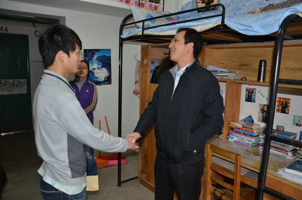 武汉工程大学看望慰问雅安籍受灾学生