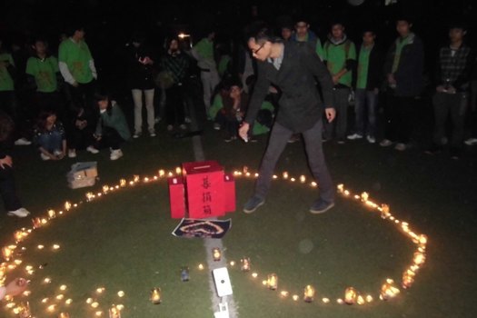 雅安地震牵动人心 轻工志愿者为雅安祈福