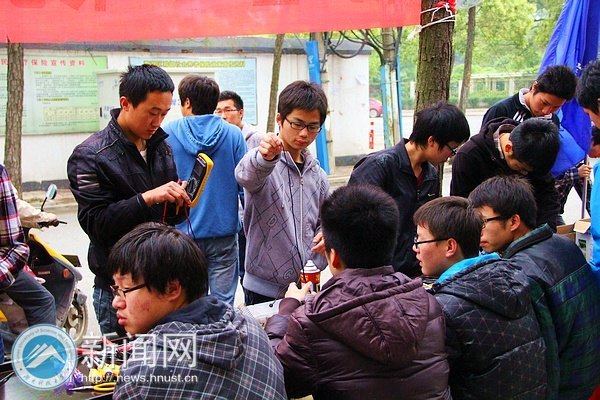 物理与电子科学学院续写“义务维修”坊间佳话