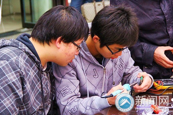 物理与电子科学学院续写“义务维修”坊间佳话