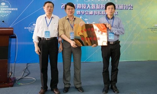 2013ӭ�Ӵ�����ʱ���������ֻ���ʡ�����ѧ�����鳤��ϯ���ڻ���ѧԺ����