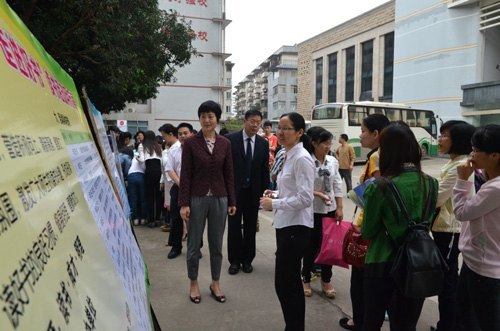 广西师范学院2013年“走进好书”读书活动月拉开帷幕