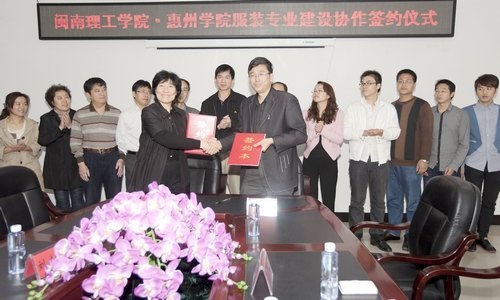 ʮ���캣����ʱװ����̨չ�ֻ�Ժѧ�ӷ��