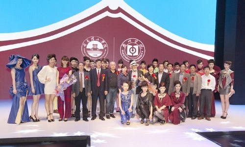 ʮ���캣����ʱװ����̨չ�ֻ�Ժѧ�ӷ��