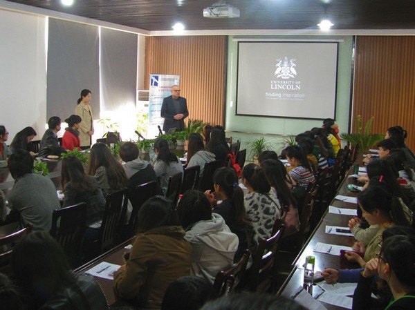 Ӣ���ֿϴ�ѧ���������ѧԺ��У����ѧ����������